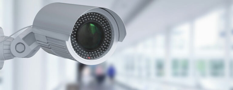 Eine Videokamera ist in einem Gebäude installiert.